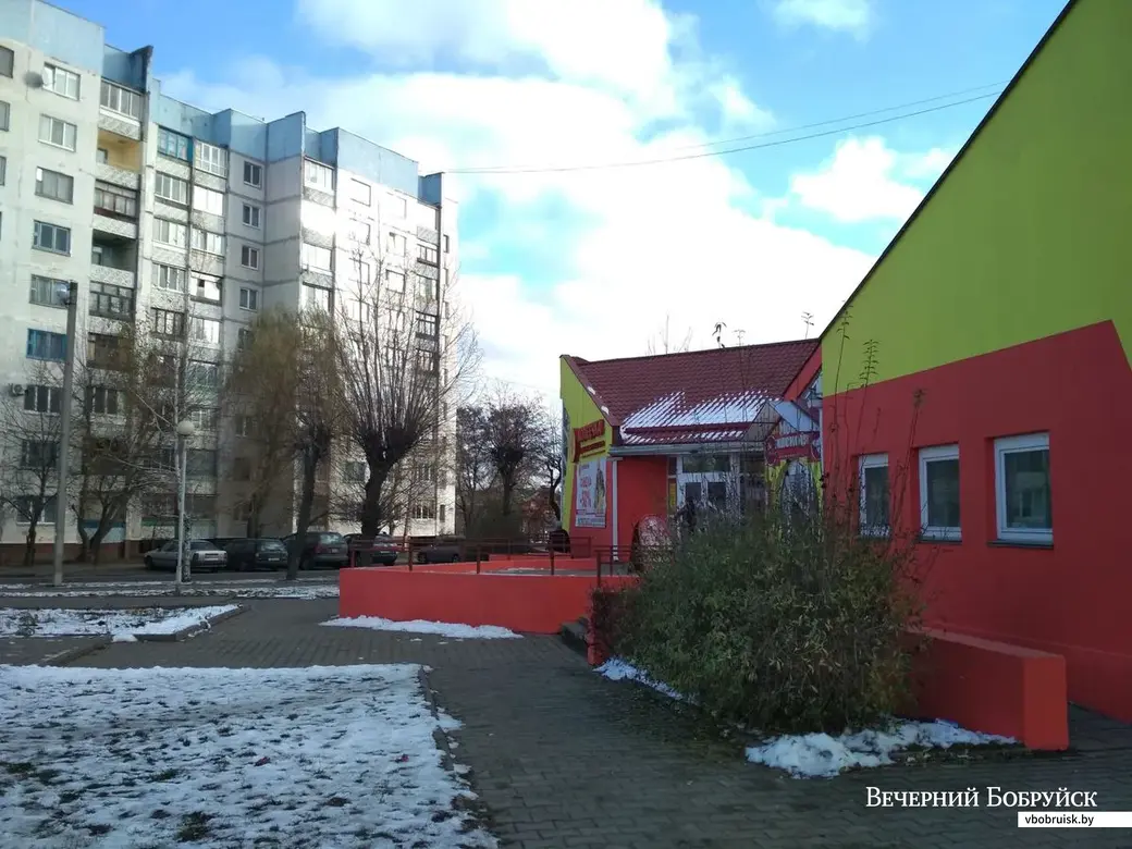 Еще ближе, чем «Mart inn», к дому 137 по Урицкого находится немаленький магазин «Копеечка». А через квартал находится еще один полноценный супермаркет «Ноев ковчег».