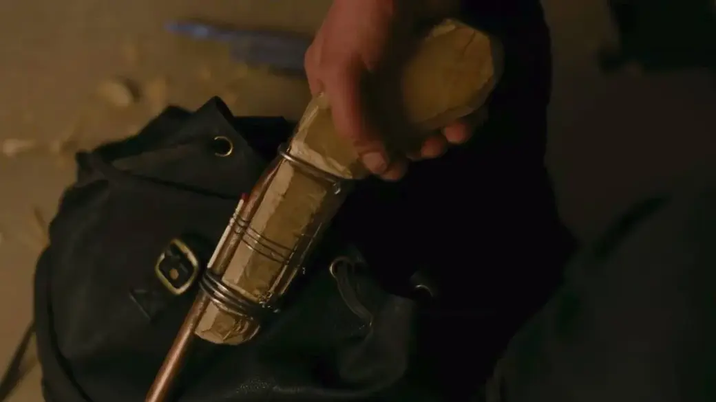 Скриншот из кинофильма Брат-2. Самодельное оружие главного героя