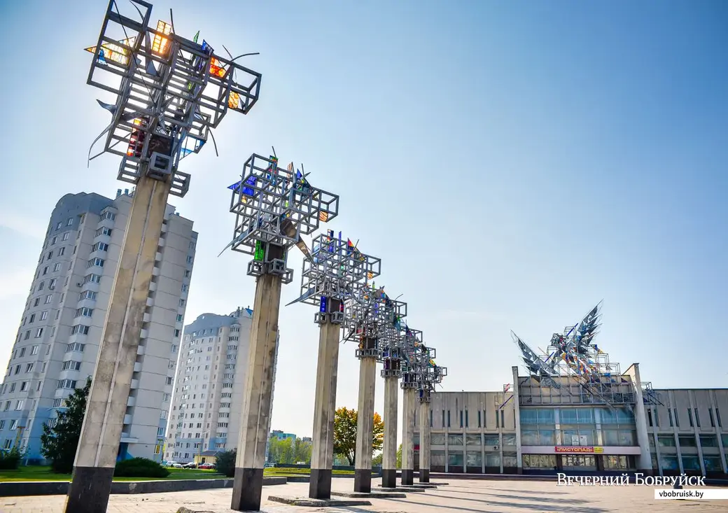 23.09.2015, Бобруйск. Строительство Молодежного парка. Архитектурные формы на площадке перед Дворцом искусств.