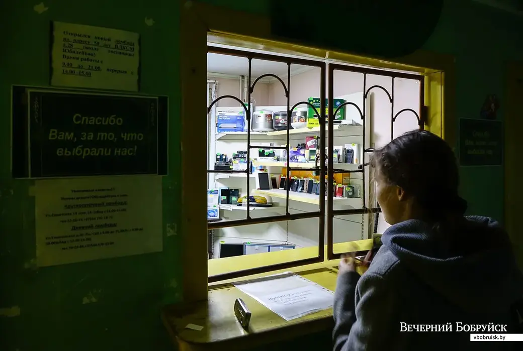 В этом ломбарде еще сохранился характерный атрибут – решетка на окошке.