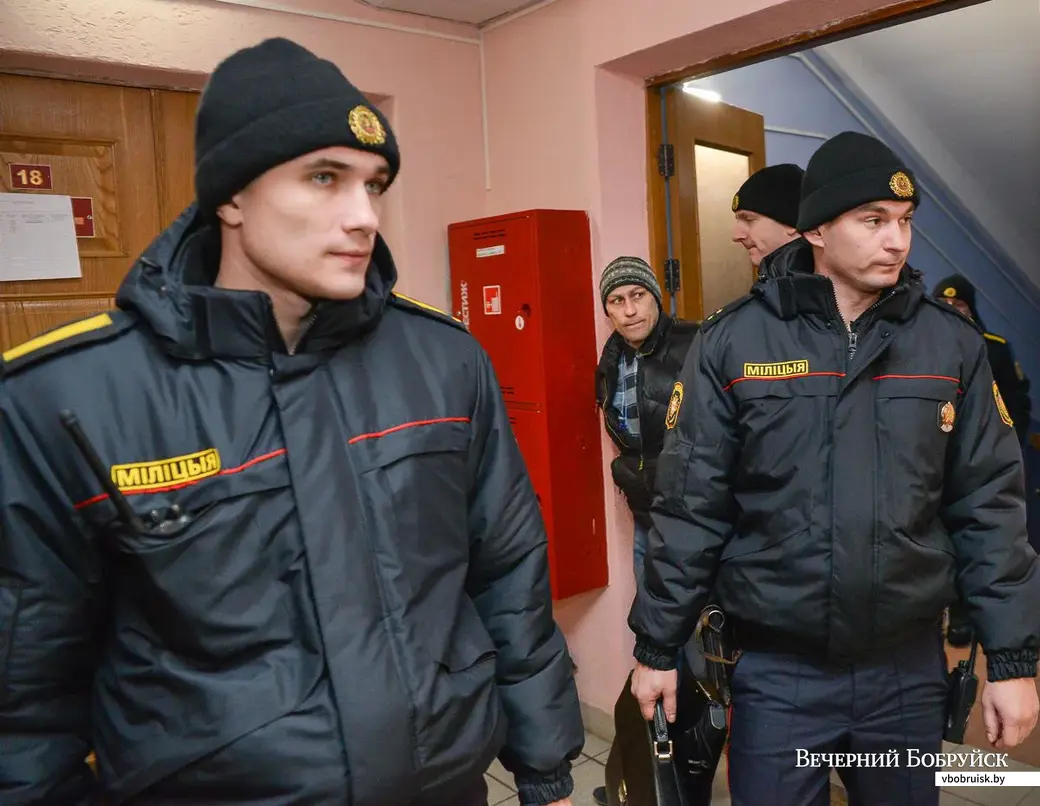Обвиняемого Александра Осиповича вводят в зал суда.