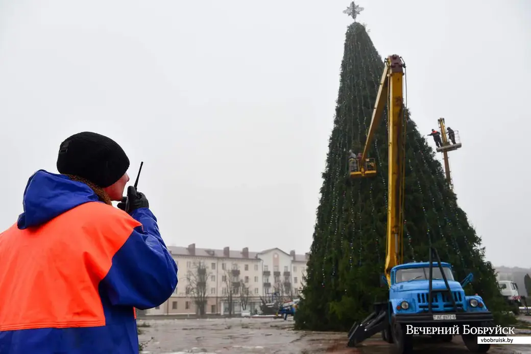 10.12.2018. Мастер БУКДДЭП Андрей Бережнюк руководит по рации действиями рабочих на вышке.