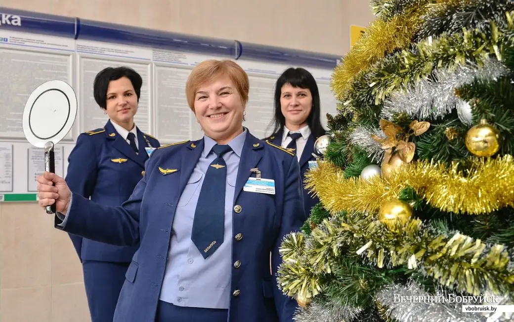 13.12.2018. В Новый год с белорусской железной дорогой! Старший билетный кассир Юлия Алейникова, дежурный по вокзалу Раиса Подерач и билетный кассир Людмила Сидоренко.