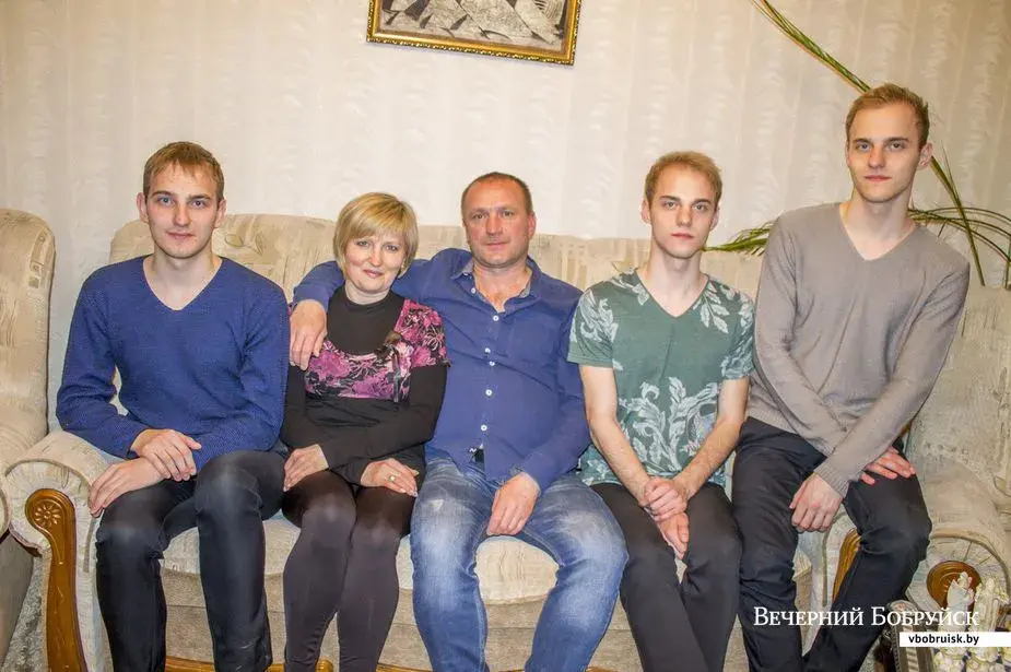 Дружная семья Харлап: мама Ирина Вячеславовна, папа Юрий Павлович и их сыновья Алексей, Денис и Никита. Возможно, порядок перепутан. Фото: Юрий ЛИТВИНОВ.