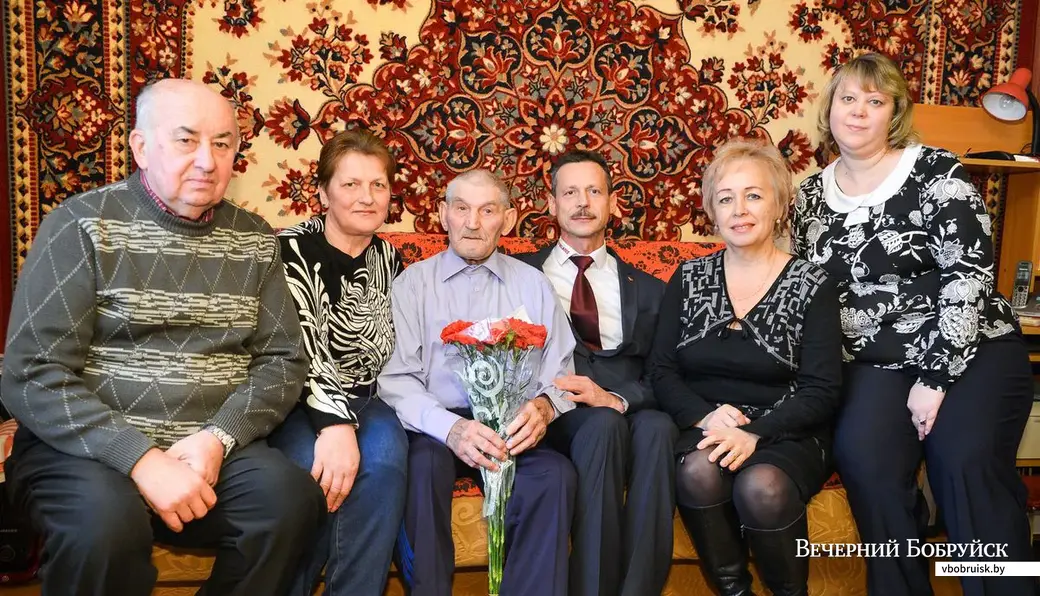 17.12.2018. Житель Бобруйска Николай Михайлович Прохоренко отметил свое столетие. С юбиляром: ответственный секретарь Совета ветеранов Первомайского района Игорь