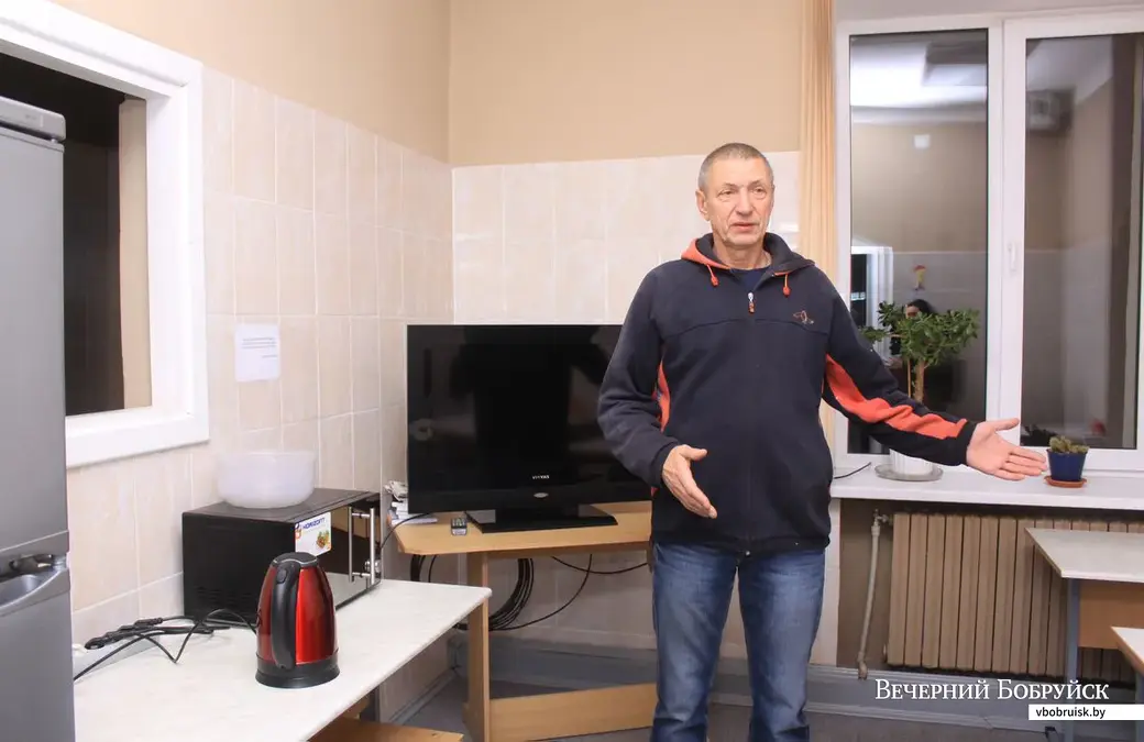 Сергей Егорович, работник центра ночного пребывания, показывает нам помещения. В комнате приема пищи есть несколько столов, холодильник, микроволновка, три чайника,