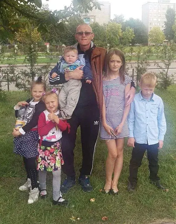 Папа Александр Братцев с детьми.