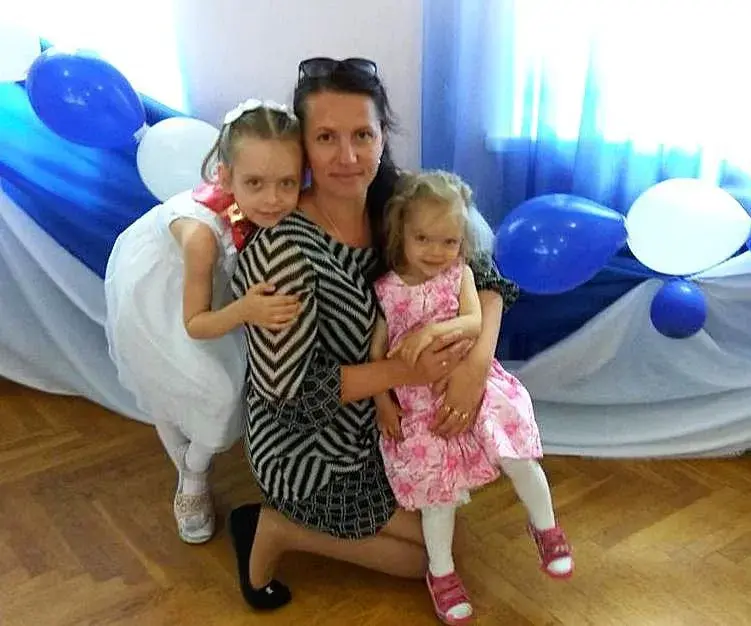 Екатерина Лавринович с двумя дочерьми.
