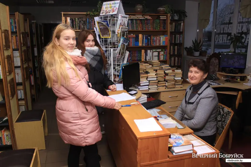Посетителей обслуживает библиотекарь 2 категории отдела обслуживания абонемента Ирина Михайловна Зенькович.
