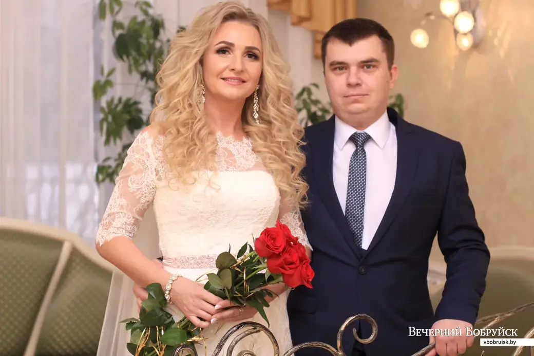 Алена сейчас ухаживает за инвалидом, ее муж – логист.