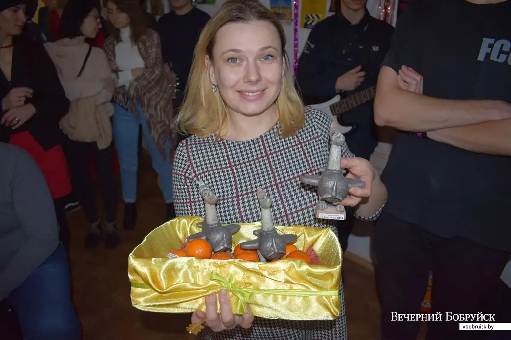 Хозяйка тайм-клуба Наталья Халанская с призами участникам концерта