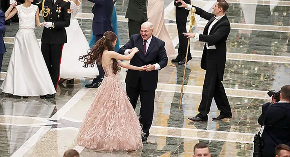 Президент танцует с Мисс Беларусь. Фото: пресс-служба президента