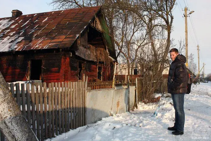 Даниил Жданко возле дома, в котором едва не погиб односельчанин. Фото: Ольга Кононович/kurjer.info