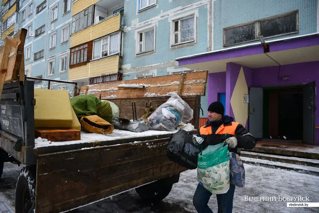 04.01.2019. Гражданку, проживавшую в доме №71 по улице Михася Лынькова, принудительно выселили из квартиры. Работники ЖЭУ-8 перевозят вещи на склад временного хранения.
