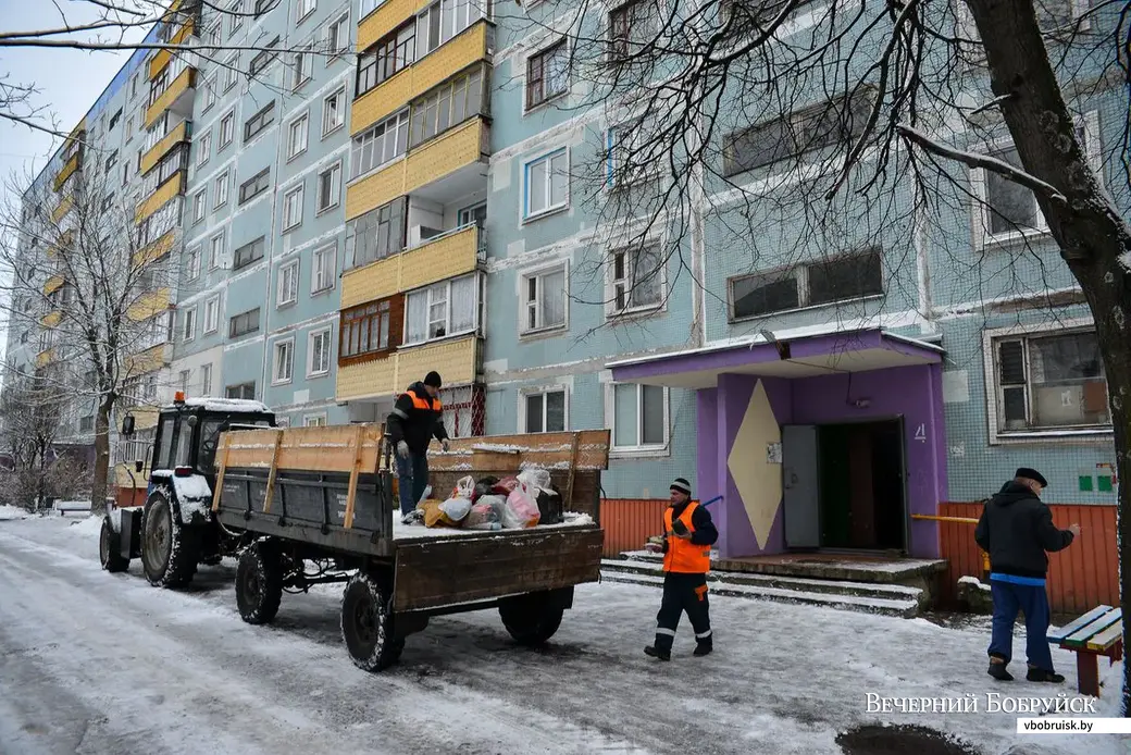 04.01.2019. Гражданку, проживавшую в доме №71 по улице Михася Лынькова, принудительно выселили из квартиры. Работники ЖЭУ-8 перевозят вещи на склад временного хранения.