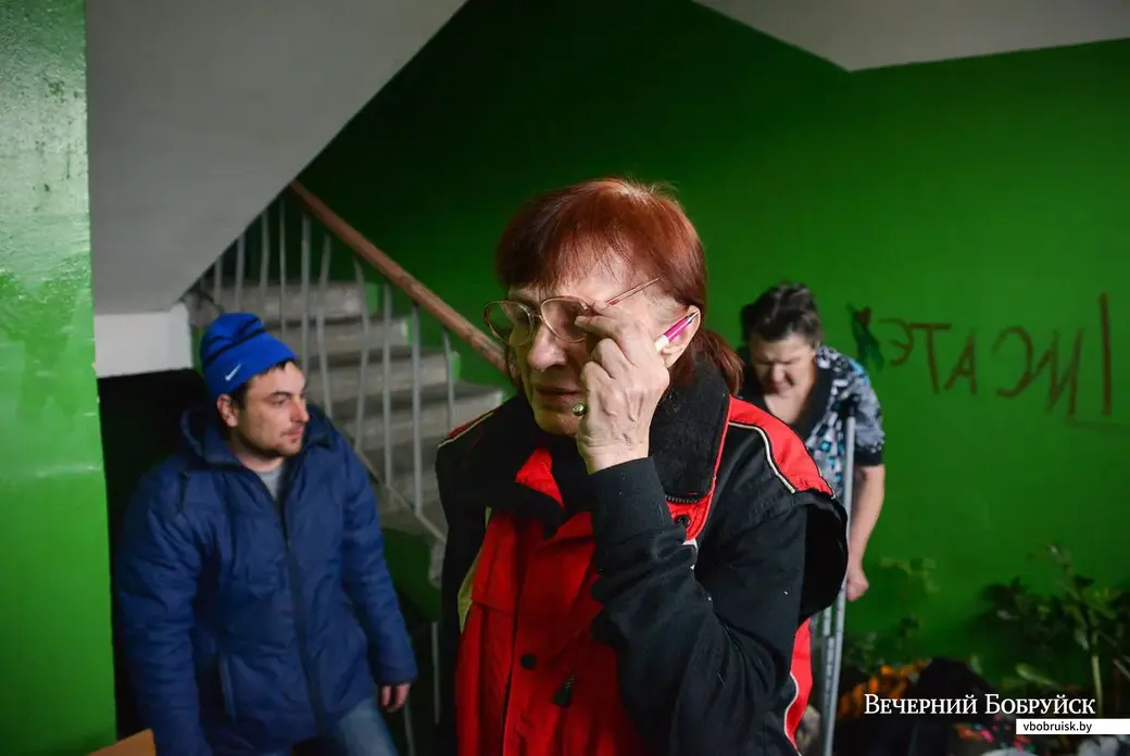 04.01.2019. Гражданку, проживавшую в доме №71 по улице Михася Лынькова, принудительно выселили из квартиры. Работники ЖЭУ-8 перевозят вещи на склад временного хранения.