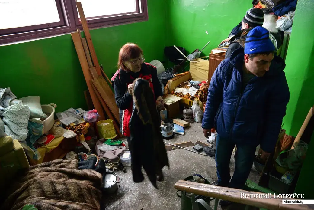 04.01.2019. Гражданку, проживавшую в доме №71 по улице Михася Лынькова, принудительно выселили из квартиры. Работники ЖЭУ-8 перевозят вещи на склад временного хранения.