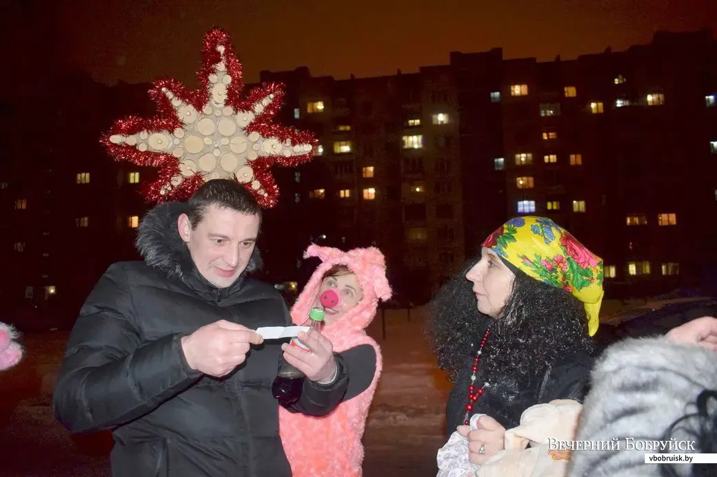 Наша цыганка гадает Андрею Лазаковичу.