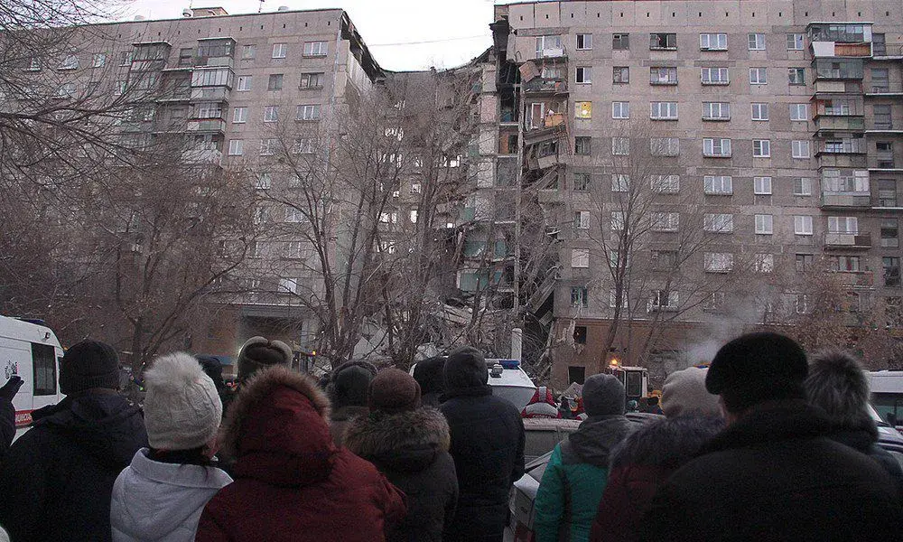 Обрушение дома после взрыва газа в Магнитогорске. В этой катастрофе погибло 39 человек.