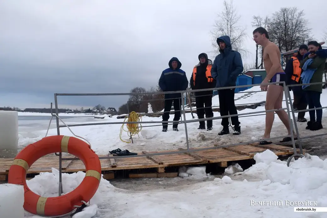 Под присмотром спасателей.