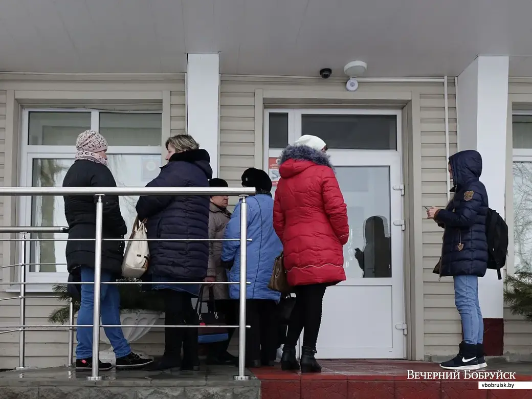 Блзкие и друзья пришли на суд поддержать мать погибшей девушки. Валентина Олеговна - в центре.