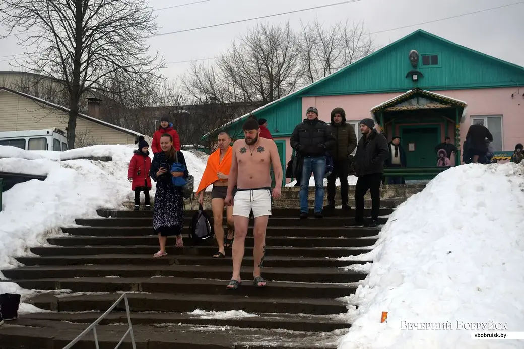 На гребной базе людно.