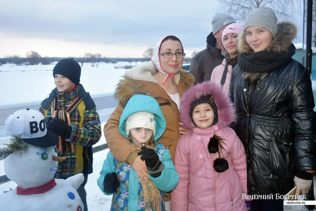 После дочки и мама не устояла. Елена Агафонова с Камиллой и уже побывавшей в проруби Мелиссой.