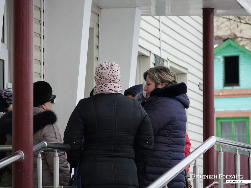 Соседи и близкие пришли поддержать в суде мать погибшей