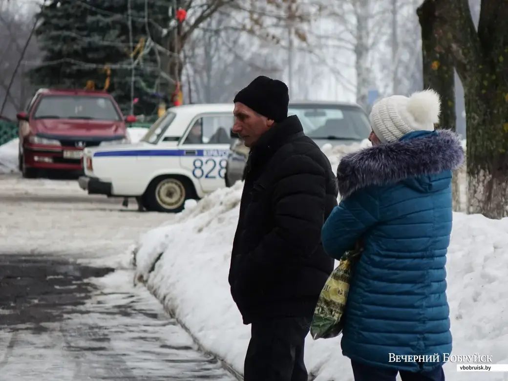 Родители обвиняемого держатся в стороне.