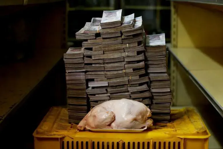 Курица на рынке Каракаса и ее цена. Фото Reuters