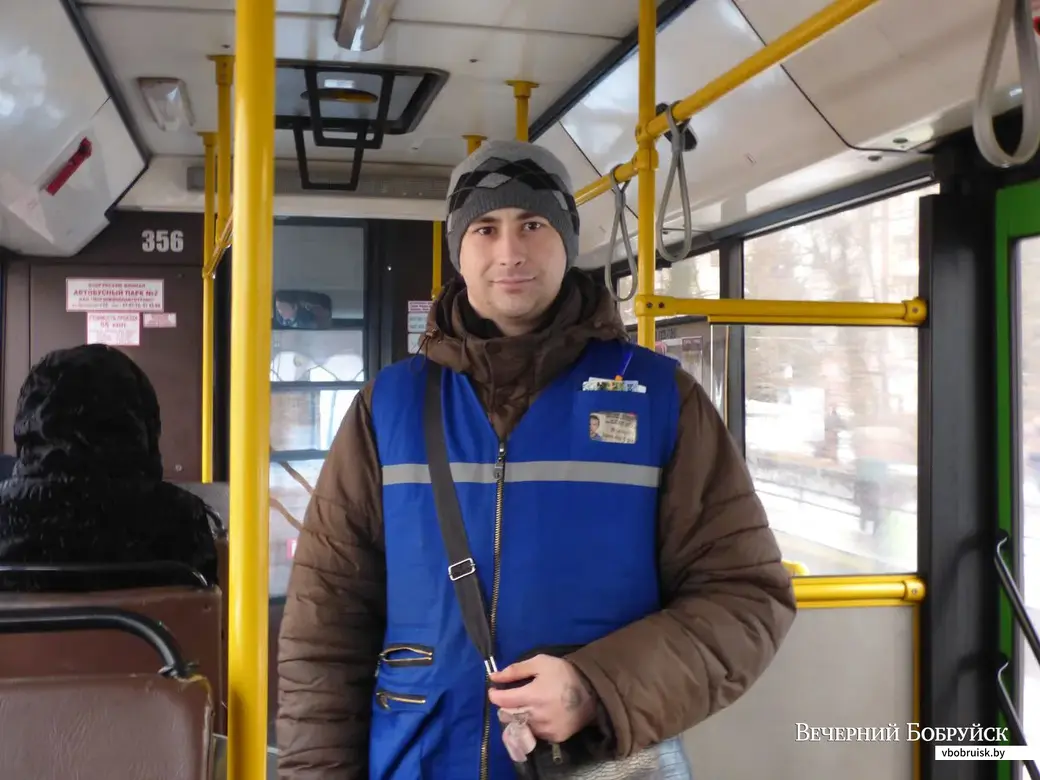 Александр специально покупает комплект зимней верхней одежды для работы. Фото Виктории Шахрай.