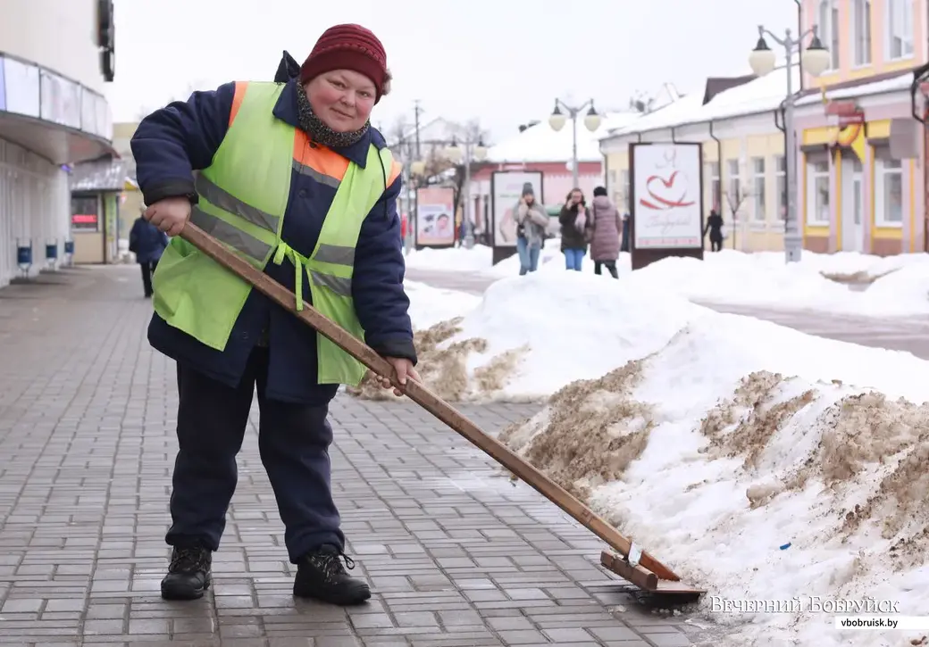 Уборщикам улиц выдают теплую спецодежду и разрешают делать небольшие перерывы, чтобы согреться. Фото Дениса Судника.