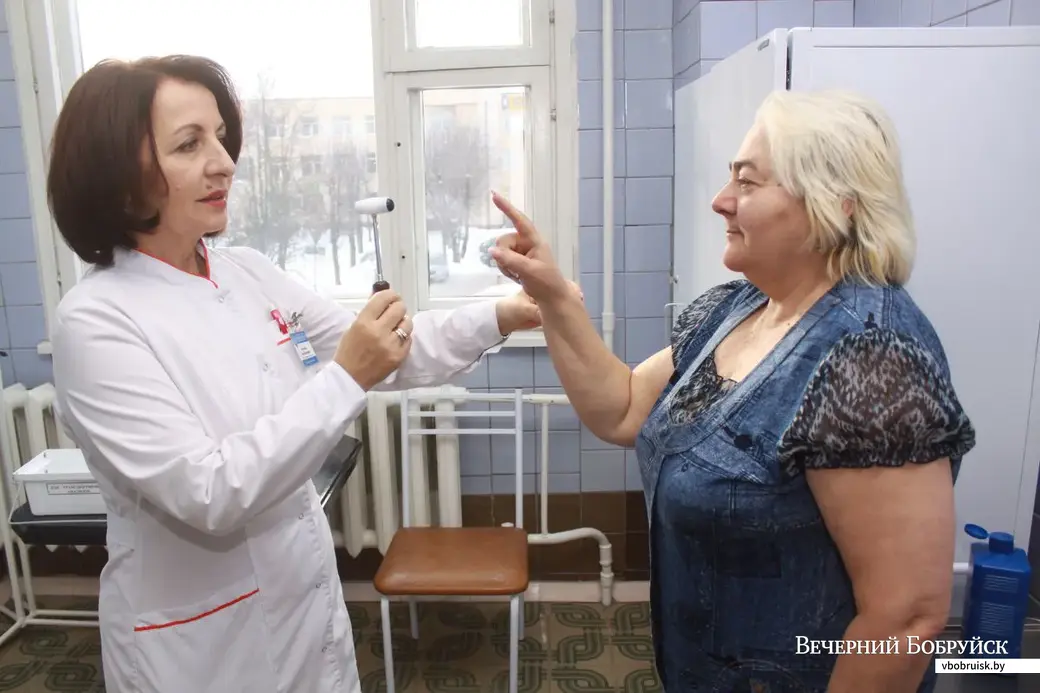Заведующая неврологическим отделением Бобруйской городской больницы СМП им. В. О. Морзона Нина Николаевна Матвейчик ведет прием.