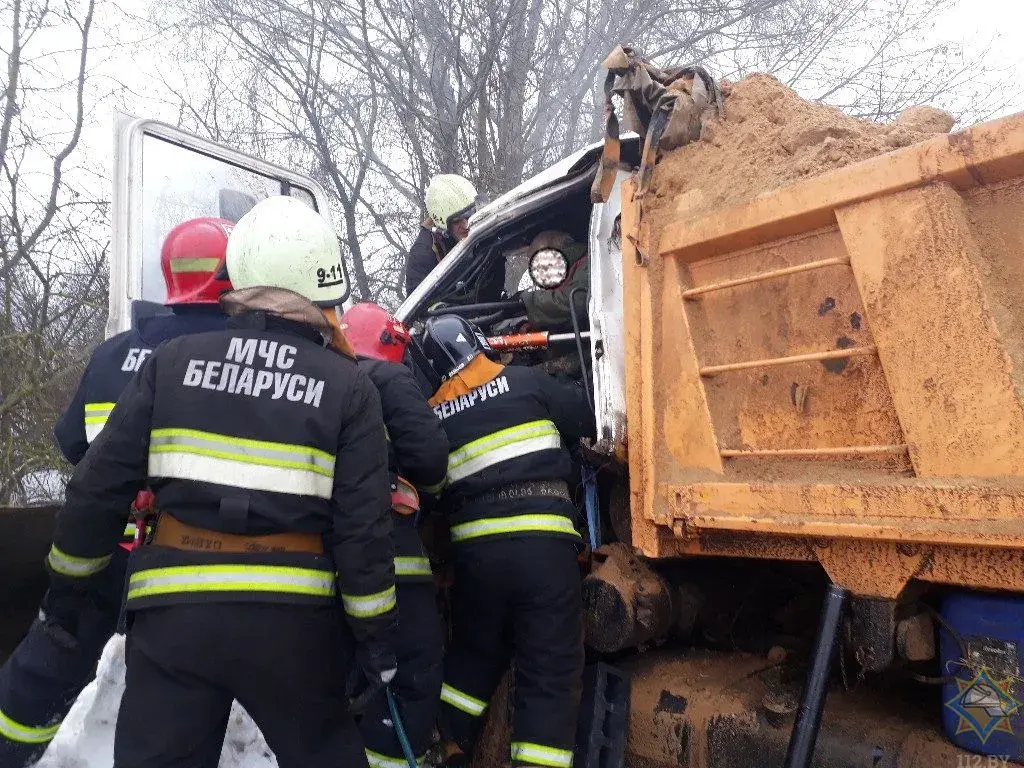 Два грузовика столкнулись лоб в лоб в Рогачевском районе 30 января
