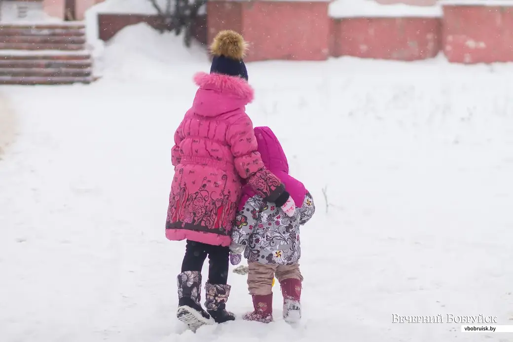 Дети рядом с общежитием на Молодежном бульваре