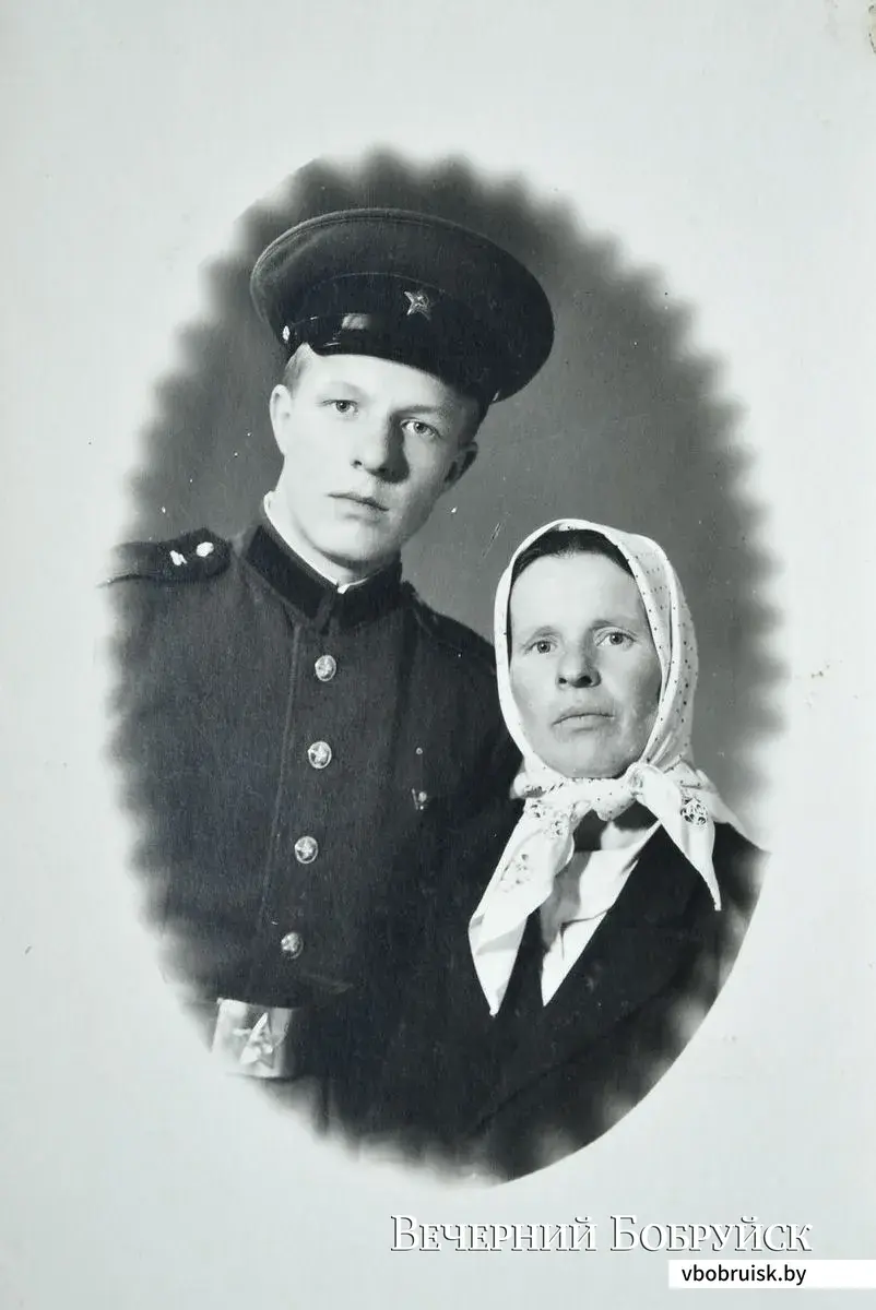 Софья Горелик с сыном Иваном на фото 1960 года. Сын тогда служил в Пуховичах.