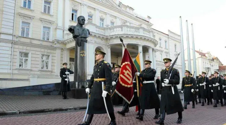 Парад у президентского дворца в Вильнюсе. Фото Delfi