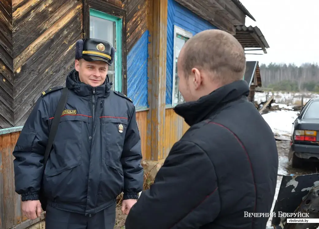 06.02.2019. Начальник уголовно-исполнительной инспекции Бобруйскогоо РОВД Владимир Смык проводит воспитательную беседу с одним из поднадзорных лиц – Павлом.