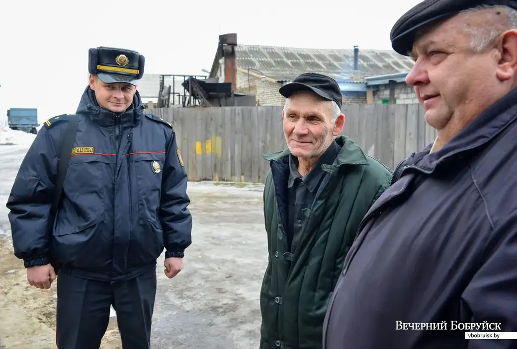 06.02.2019. Начальник уголовно-исполнительной инспекции Бобруйского РОВД Владимир Смык (слева) беседует с одним из поднадзорных в крестьянско-фермерском хозяйстве