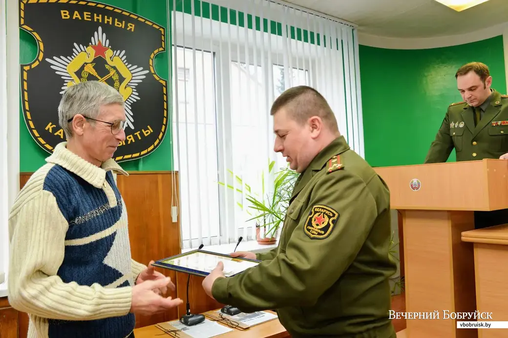 14.02.2019. Военный комиссар Бобруйского ОГВК Алексей Березовский награждает юбилейной медалью «30 лет вывода советских войск из Афганистана» подполковника Сергея