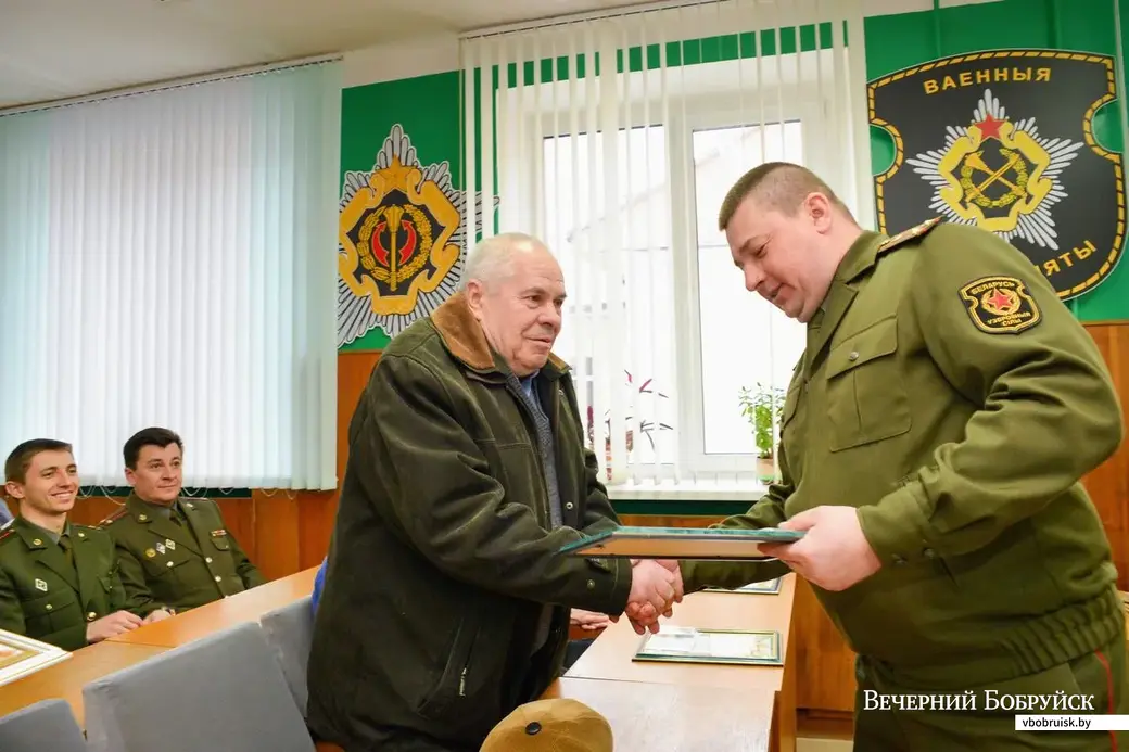 14.02.2019. Военный комиссар Бобруйского ОГВК Алексей Березовский награждает юбилейной медалью «30 лет вывода советских войск из Афганистана» подполковника Николая