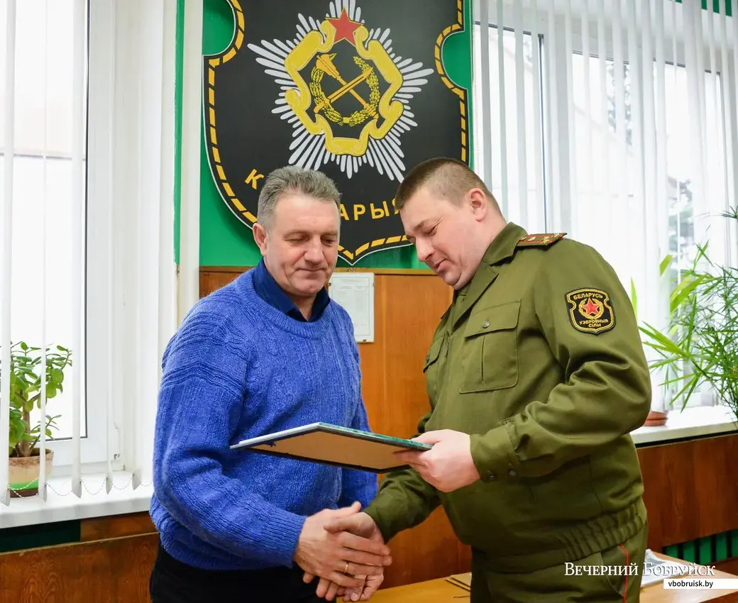 14.02.2019. Военный комиссар Бобруйского ОГВК Алексей Березовский награждает юбилейной медалью «30 лет вывода советских войск из Афганистана» Евгения Каминского