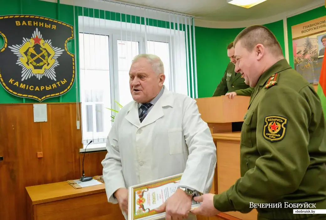 14.02.2019. Военный комиссар Бобруйского ОГВК Алексей Березовский награждает юбилейной медалью «30 лет вывода советских войск из Афганистана» подполковника Николая