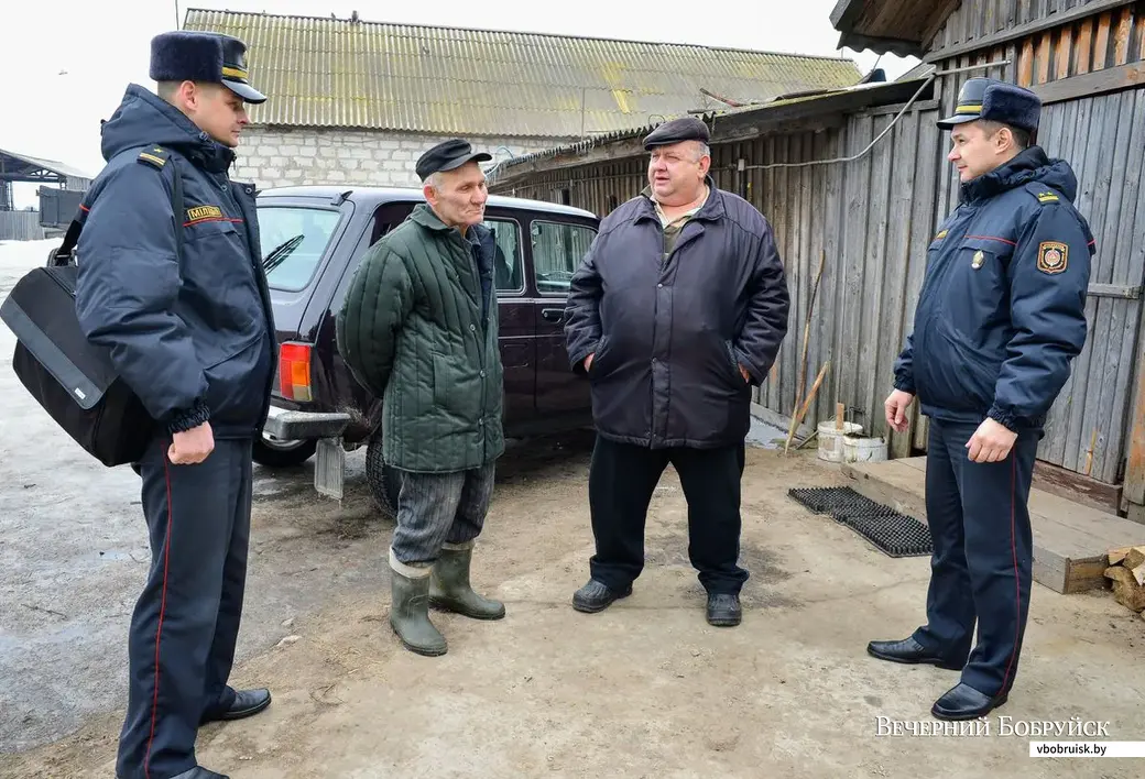 06.02.2019. Начальник уголовно-исполнительной инспекции Бобруйского РОВД Владимир Смык (слева), поднадзорное