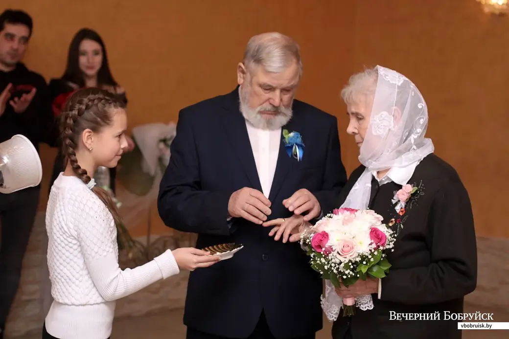 Иван Прокопович и Ираида Ефимовна Шулешко. Кольца им подает внучка.