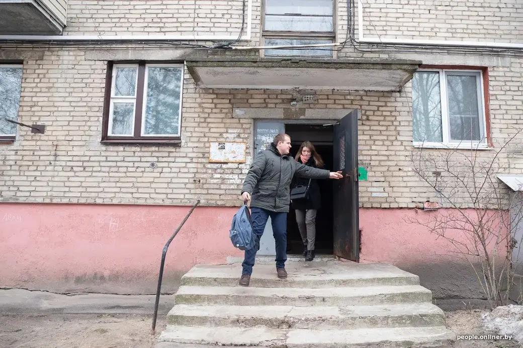 Андрей и Настя живут недалеко от вокзала и работы, платят за однушку без мебели 50 долларов в месяц.