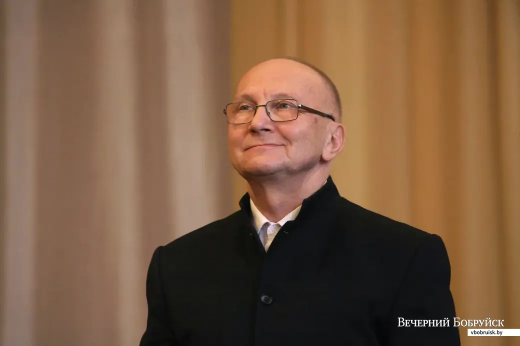 Игорь Оловников – Народный артист Беларуси, лауреат Государственной премии Республики Беларусь, профессор Белорусской государственной академии музыки.