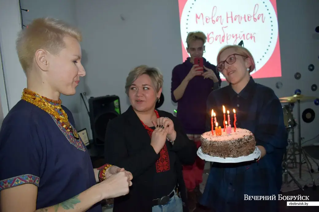 Алеся Лацінская і Ірына Ласіхіна прыймаюць віншаванні ад «13:87»
