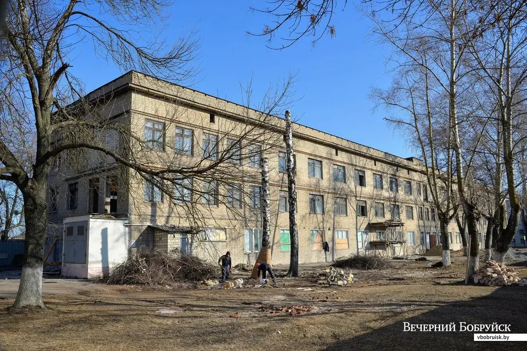 На объекте заняты рабочие МДСК, строительного треста № 13, ОАО «Белэлектромонтаж» и других организаций.