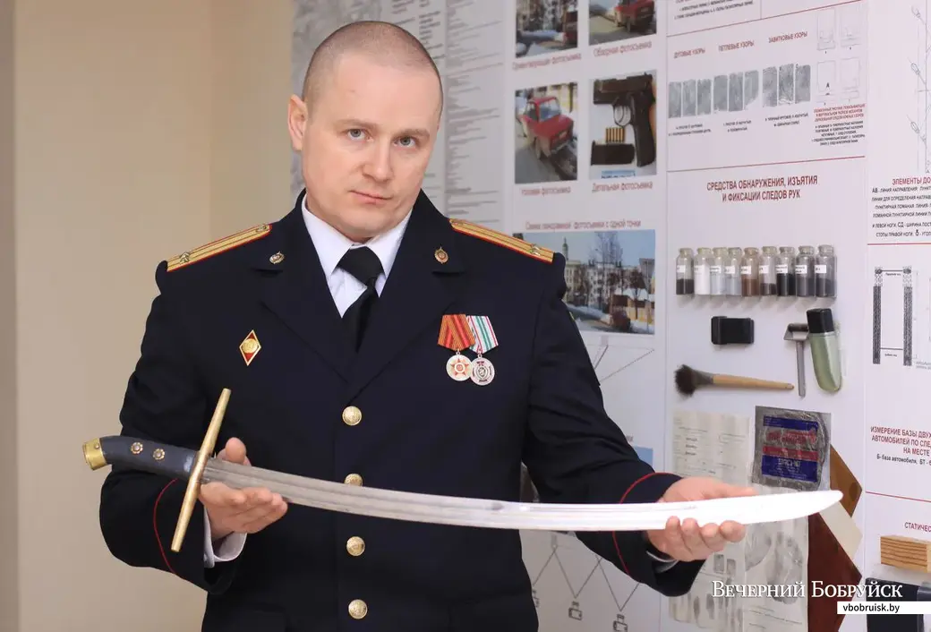 Егор Кундиков, исполняющий обязанности начальника Бобруйского межрайонного отдела судебных экспертиз, демонстрирует один из объектов, поступивший на экспертизу.